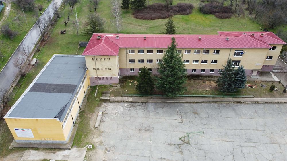 Основно училище „Христо Ботев“ в с. Ягода - изглед от дрон преди обновяването